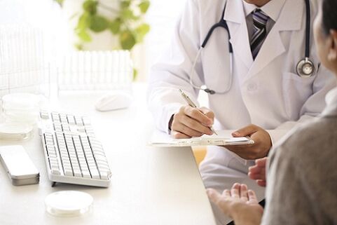 visitar un médico para tratar parasitos no corpo